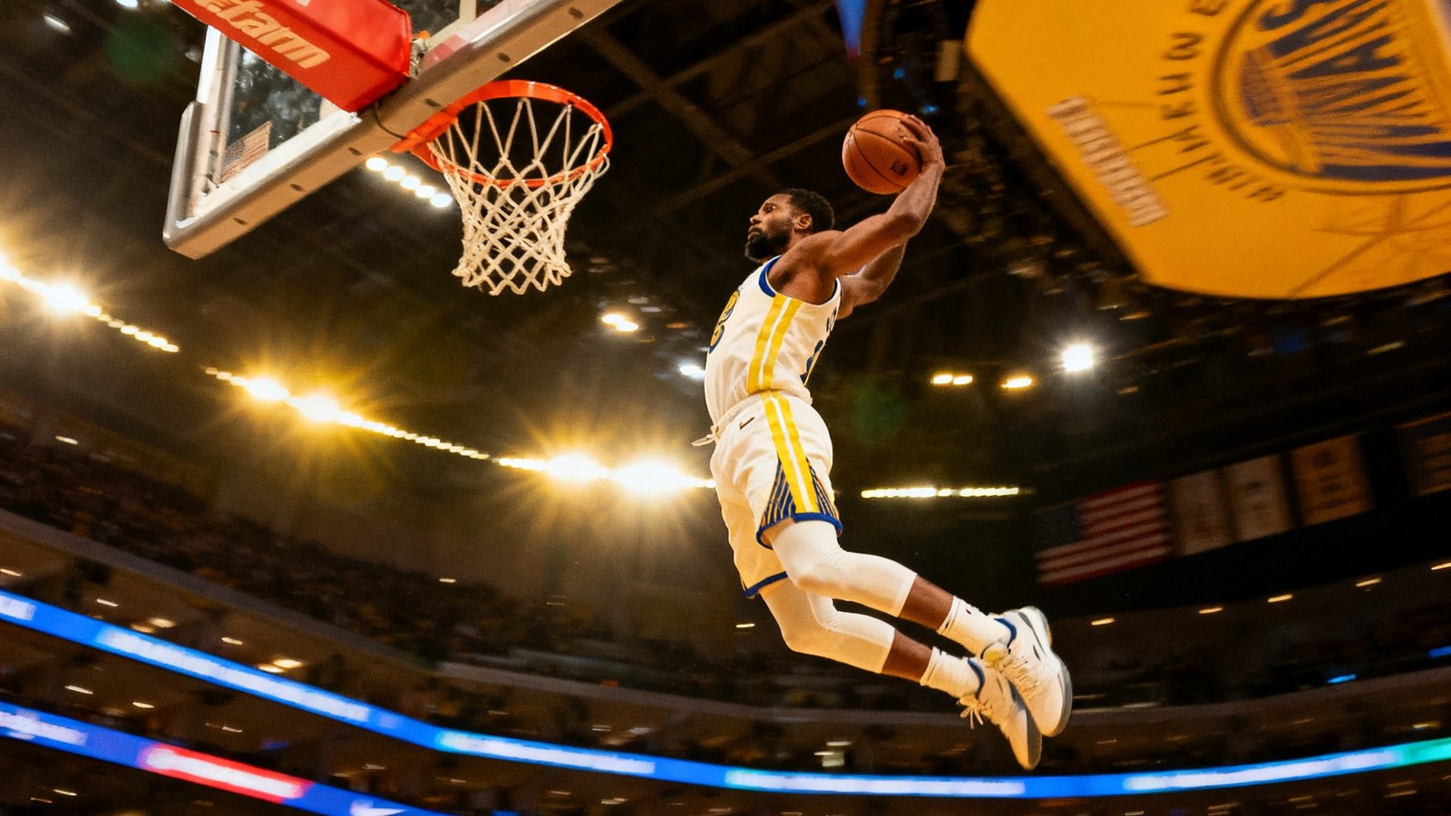 NBA比赛直播中球员飞身暴扣的精彩瞬间，篮球场灯光闪耀